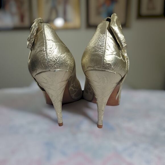 Stuart Weitzman for Mr. Seymour Gold Heels - 9AA - Picture 2 of 4